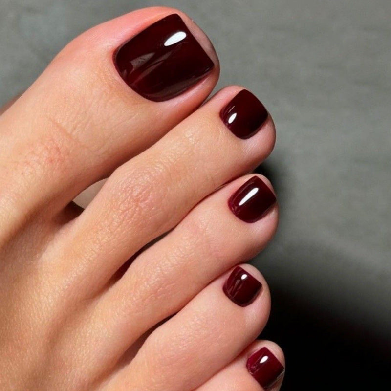 Artful toenail decoration with elegant gold accent Kalsten