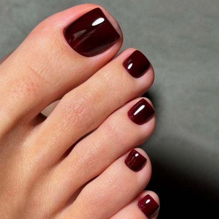 Artful toenail decoration with elegant gold accent Kalsten