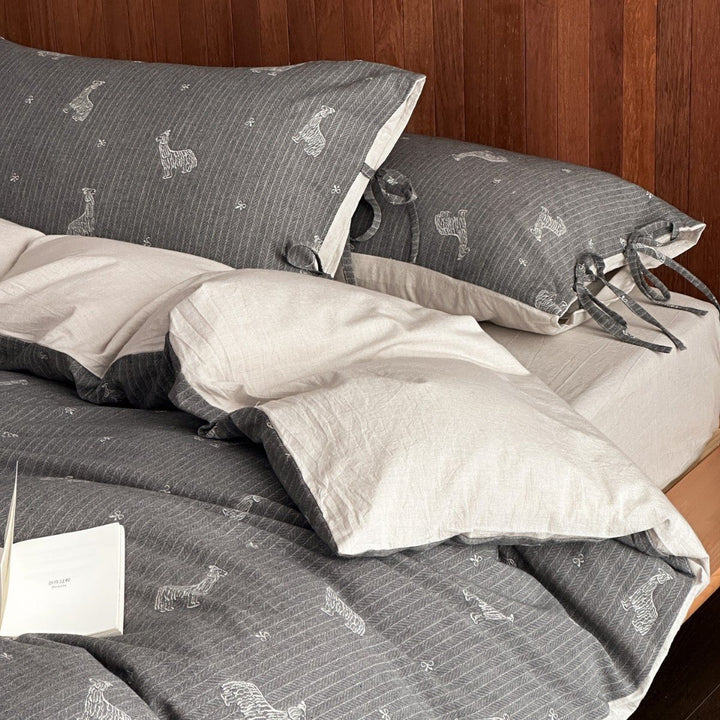 Reversible bedding set made of cotton-linen with a sketched sheep pattern and decorative ties