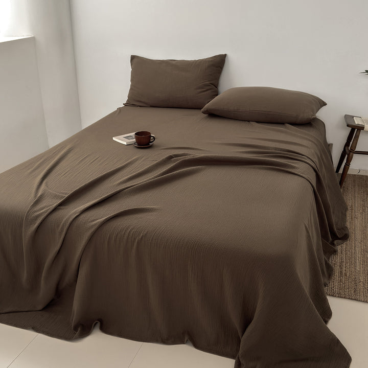 Bedding set made of cotton gauze with throw and pillow covers