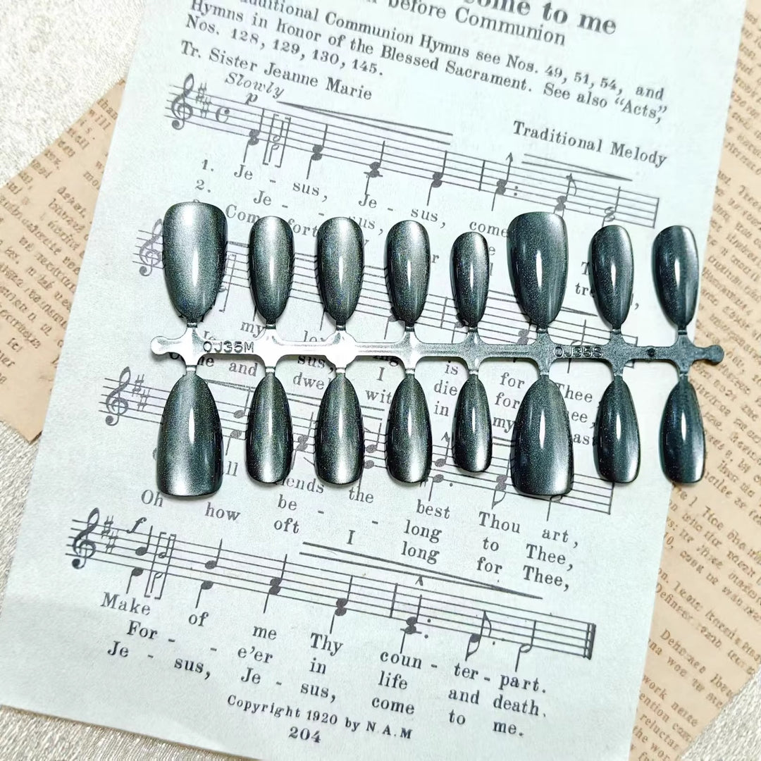 Artificial nails in elegant Cat-Eye design Kalsten