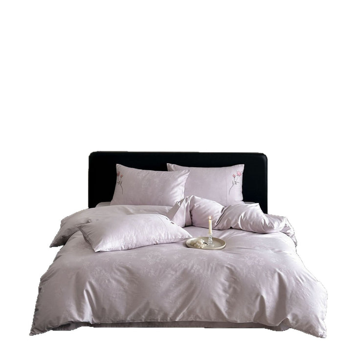 Premium-Jacquard-bed set with subtly embossed rose pattern and embroidered border