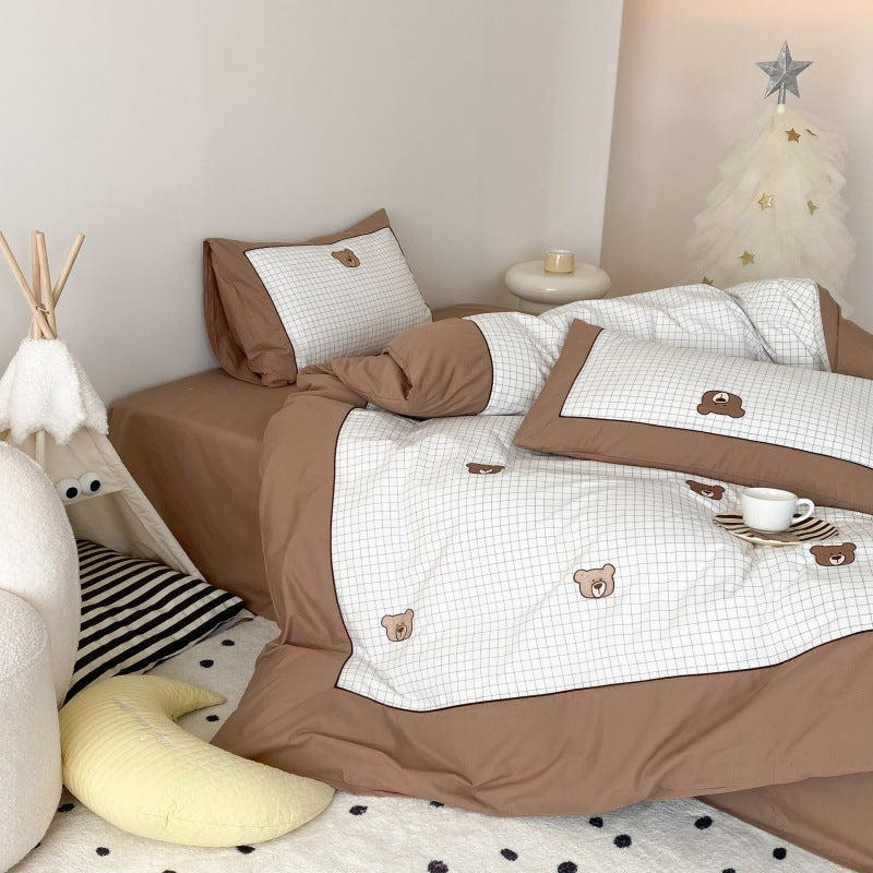 Children's bedding set made of breathable cotton blend with checked pattern and embroidered bear