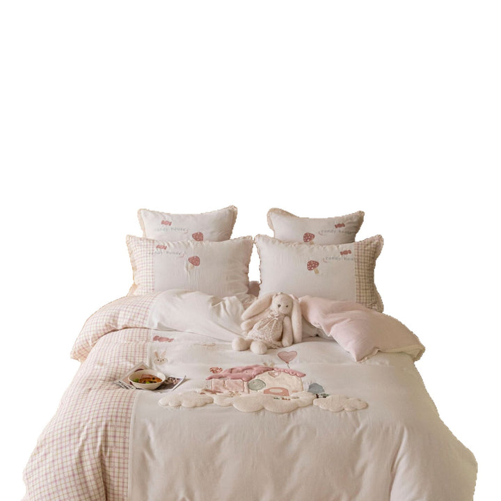 Children's bedding set with appliquéd playhouse motifs and quilted bedspread
