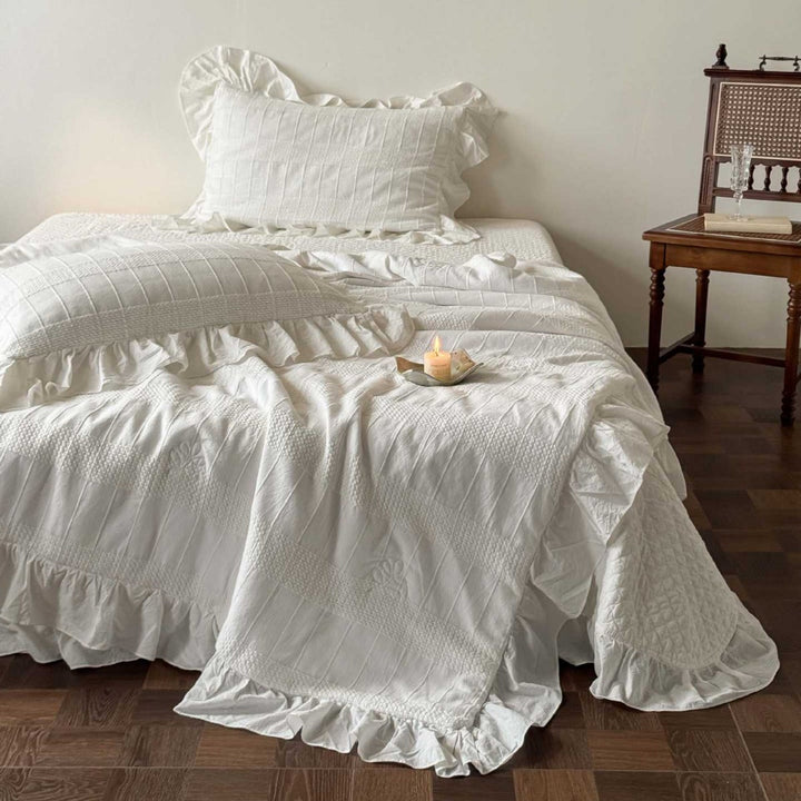 Bedding set made of cotton with flounce and matelassé texture