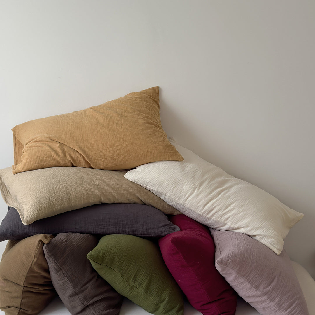 Bedding set made of cotton gauze with throw and pillow covers