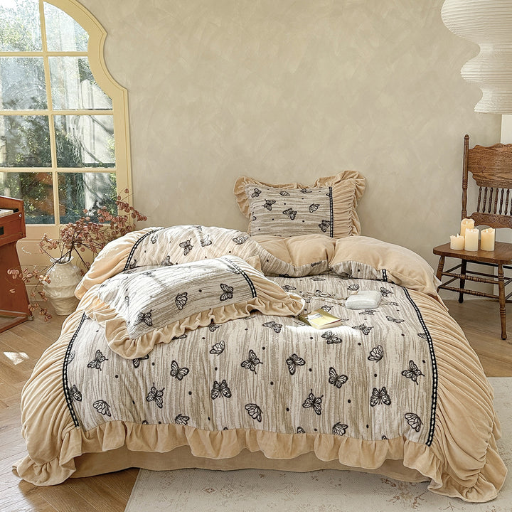 Quilted bedding set with butterfly design, ruffle and fleece finish