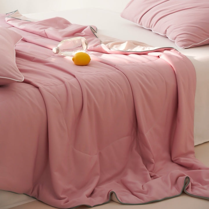 Light quilted blanket made of microfiber satin, breathable and hypoallergenic
