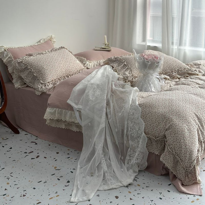 Duvet and pillowcase set made of cotton cambric with ruffles and eyelet embroidery