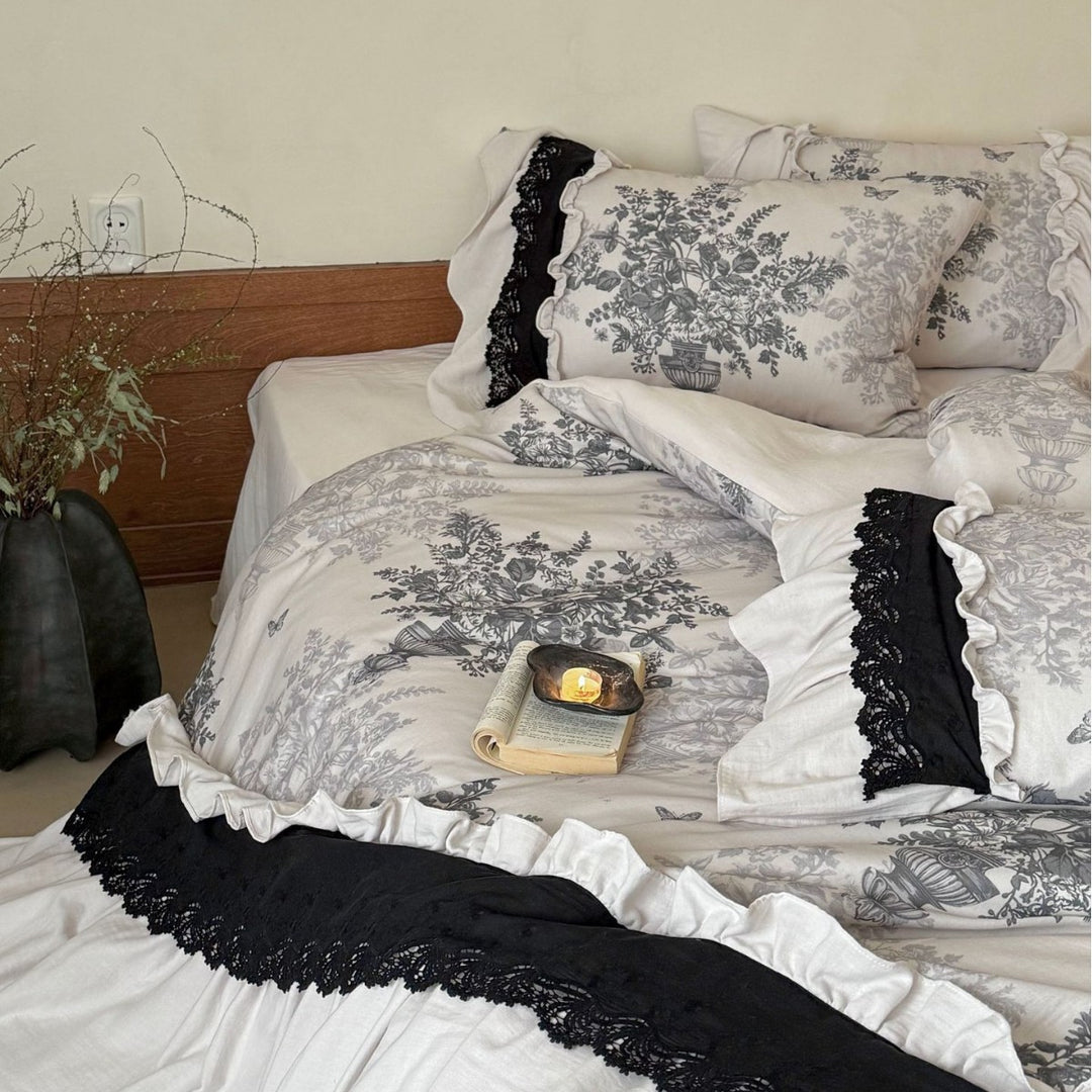 Bedding set in Toile vintage style with frill, lace trim and bed skirt