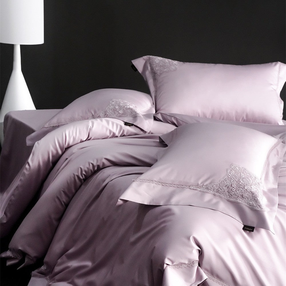 Duvet cover set made of fine cotton satin with subtle corner embroideries