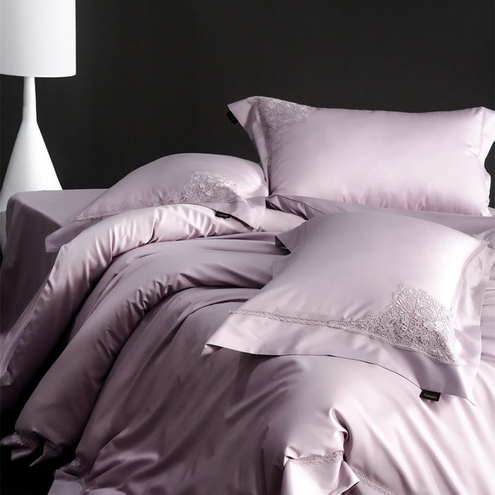 Duvet cover set made of fine cotton satin with subtle corner embroideries