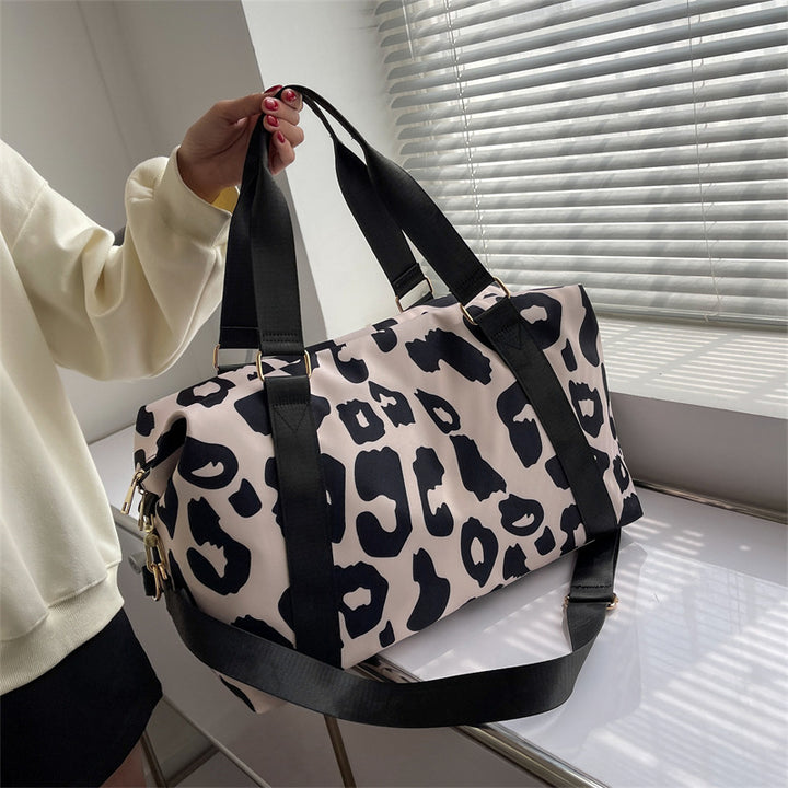 Sporty travel bag with modern leopard pattern Kalsten