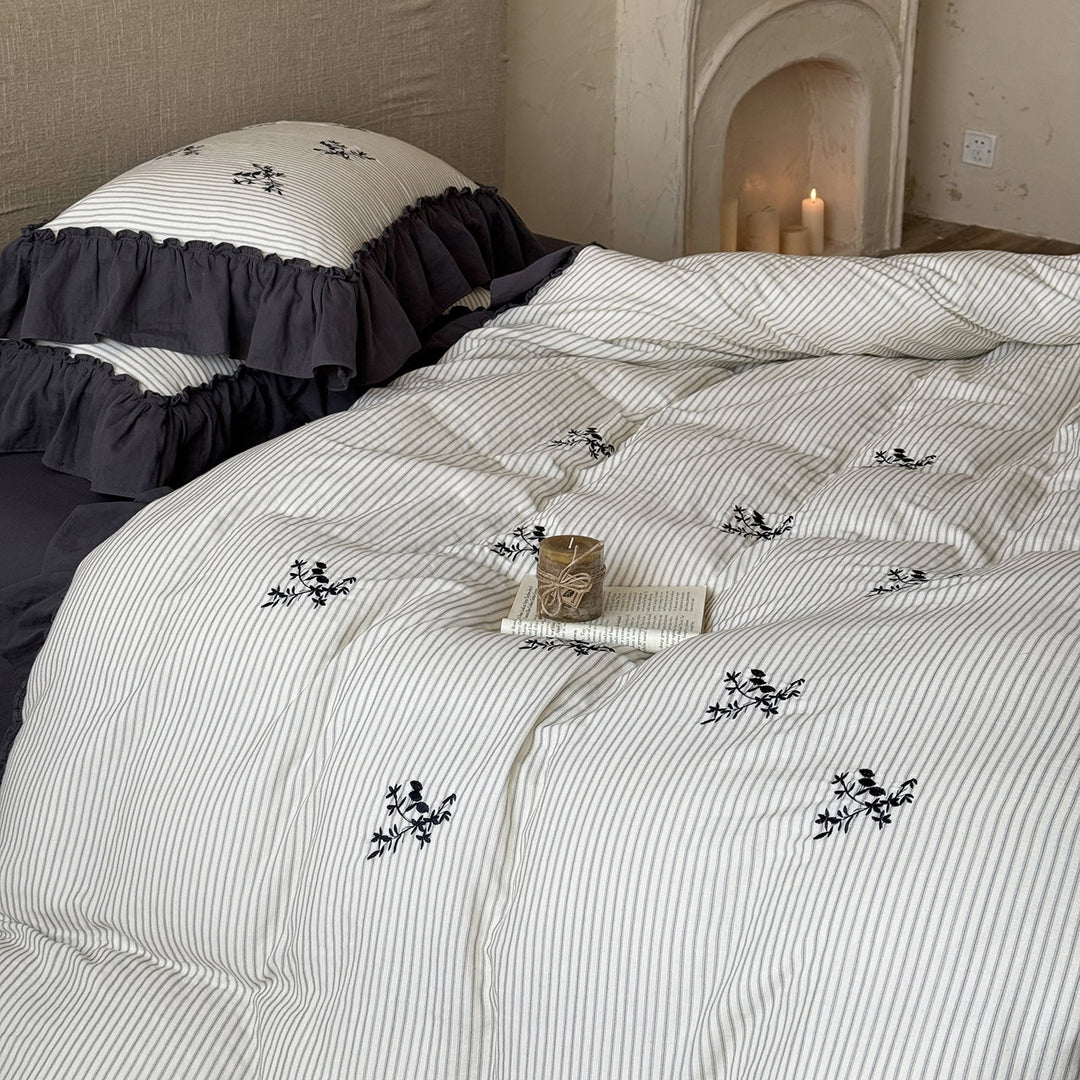 Reversible duvet cover in country house style with contrasting ruffle and fine branch embroidery