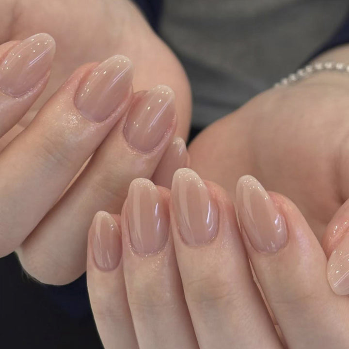 Artificial nail art with playful dots and bows Kalsten