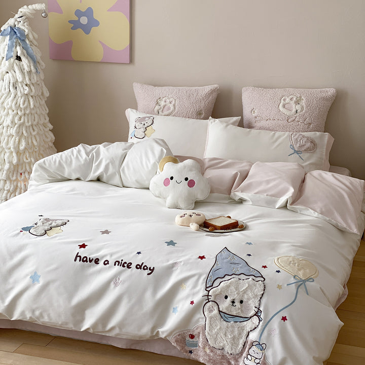 Children's bedding set with embroidered appliqués and plush 3D cat decoration