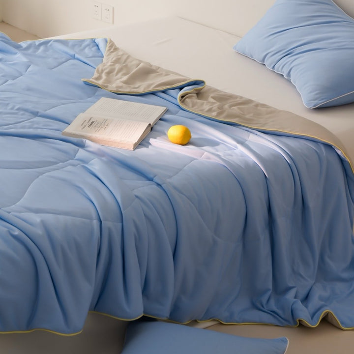 Light quilted blanket made of microfiber satin, breathable and hypoallergenic