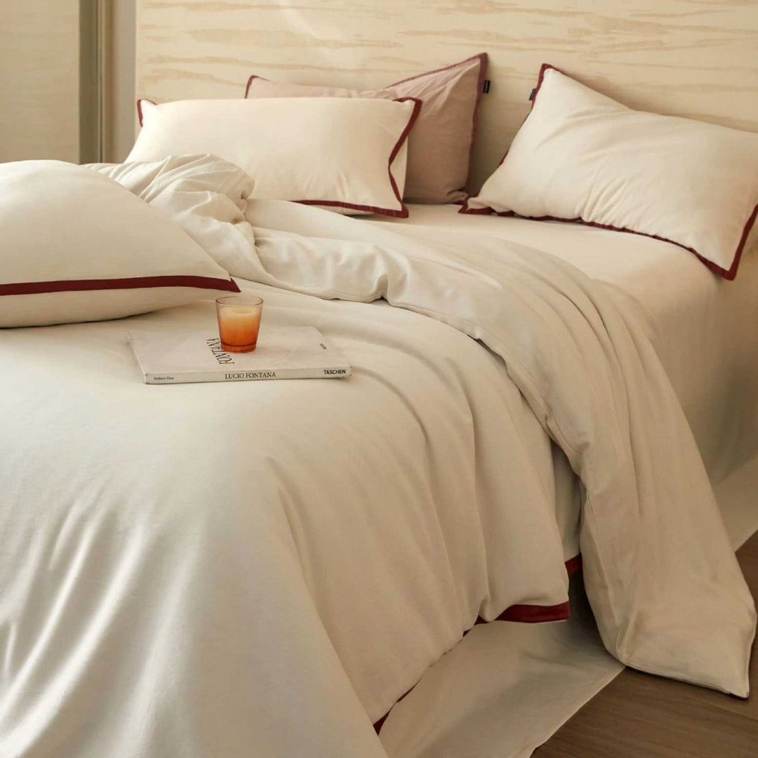Stonewashed cotton bed linen set with contrasting piping and soft touch