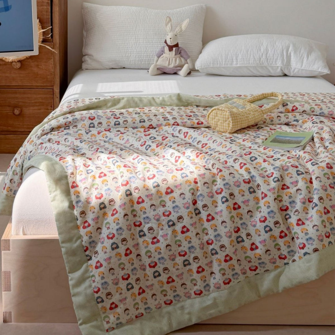 Children's quilt with light filling and cute animal castle print