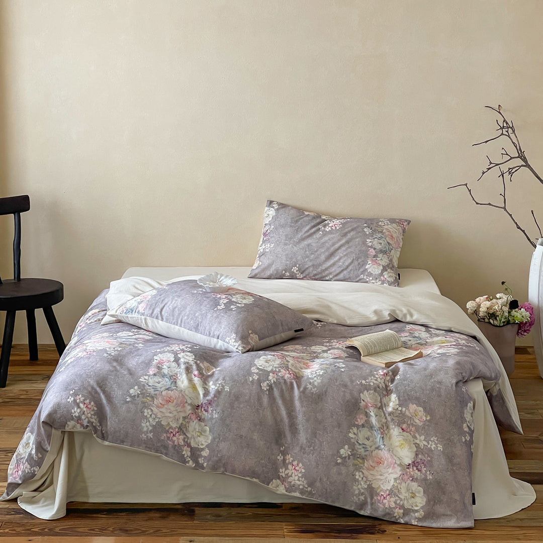 Luxurious cotton satin duvet cover set with floral vintage pattern and pillowcases