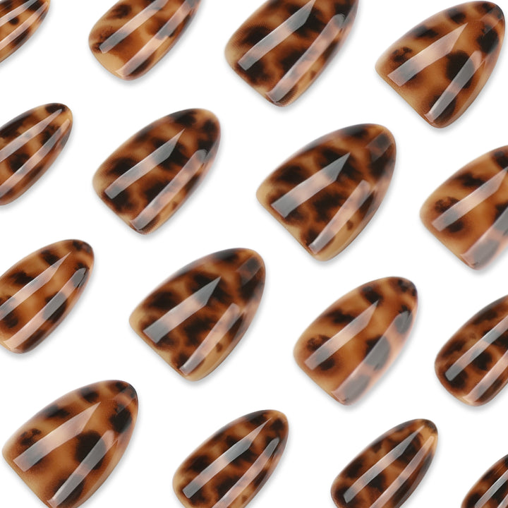 Artificial nail extensions in modern leopard pattern Kalsten