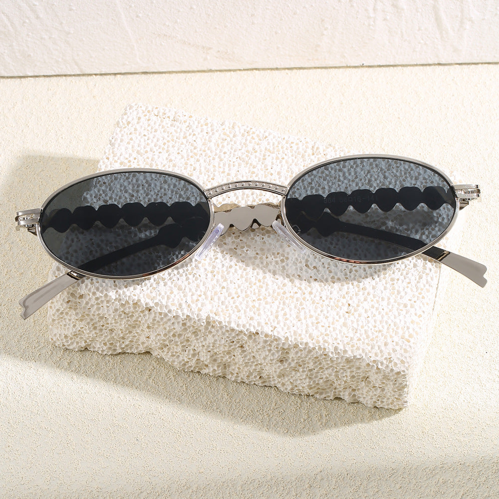 Fashionable sunglasses with oval frame and luxurious accent Kalsten