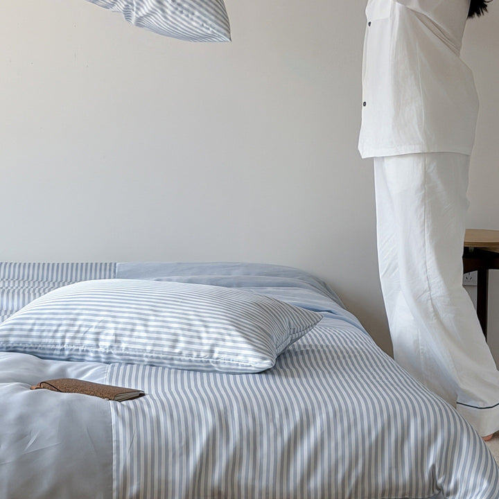 Bedding set made of cotton satin with textured brush print and reversible function