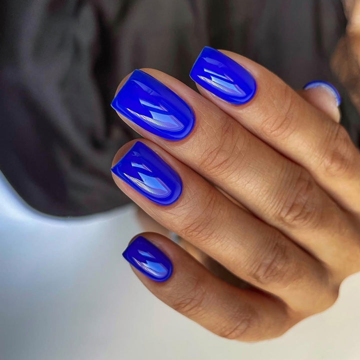 Artificial nail set with luxurious and glossy blue designs Kalsten