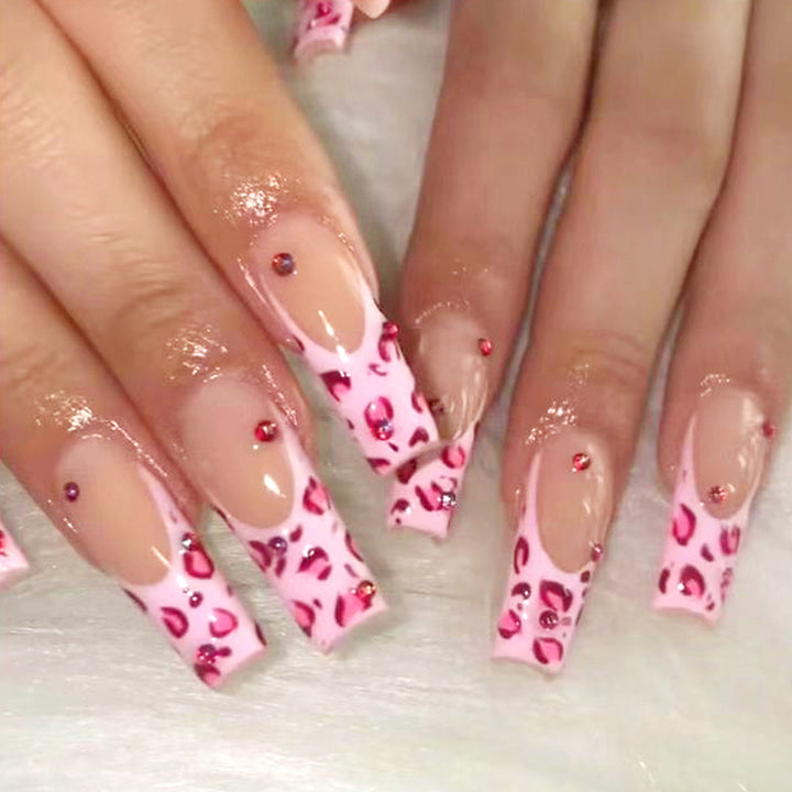 Artful nail art with leopard pattern and glitter accents Kalsten
