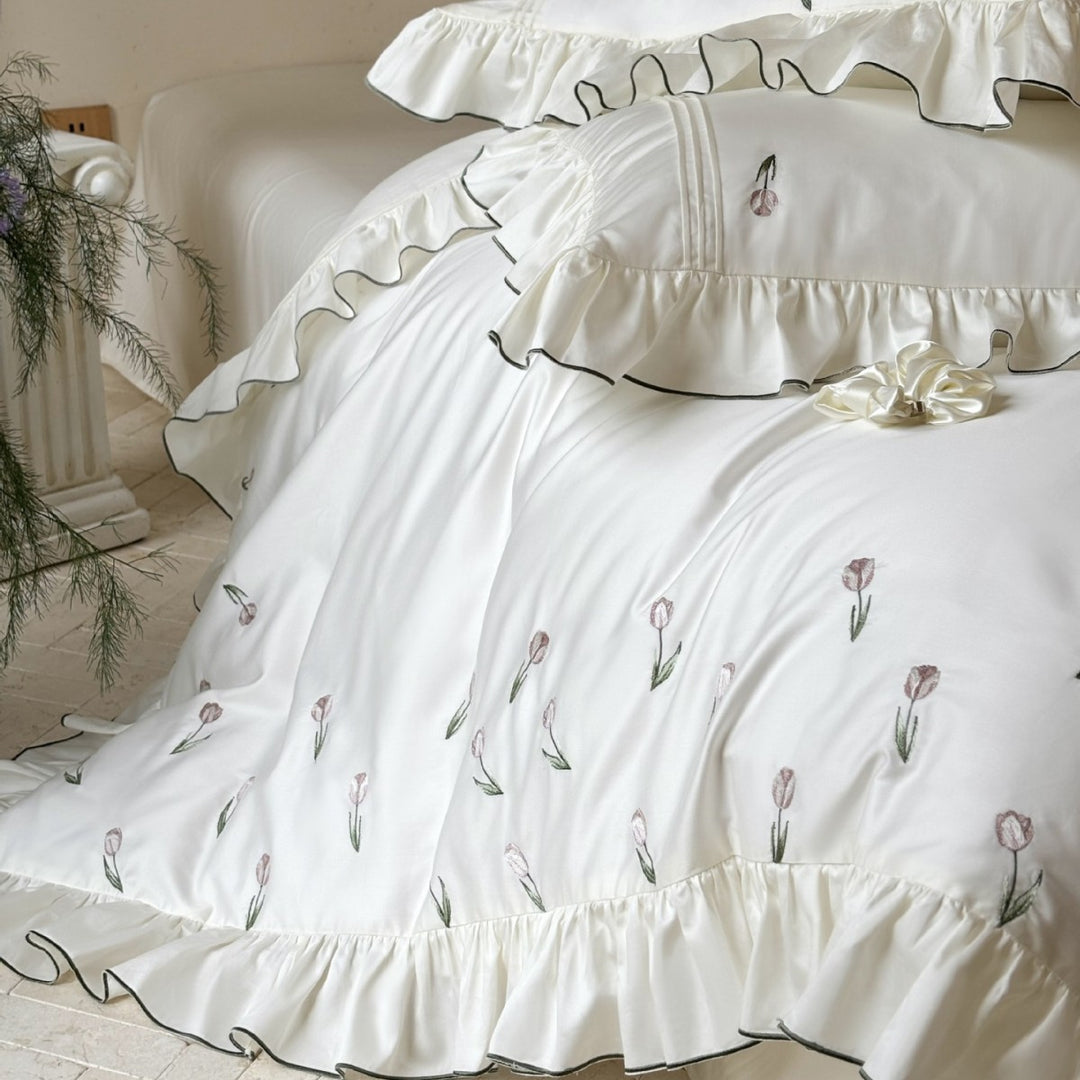 Romantic cotton percale bedding set with ruffled hem and embroidered tulip motif