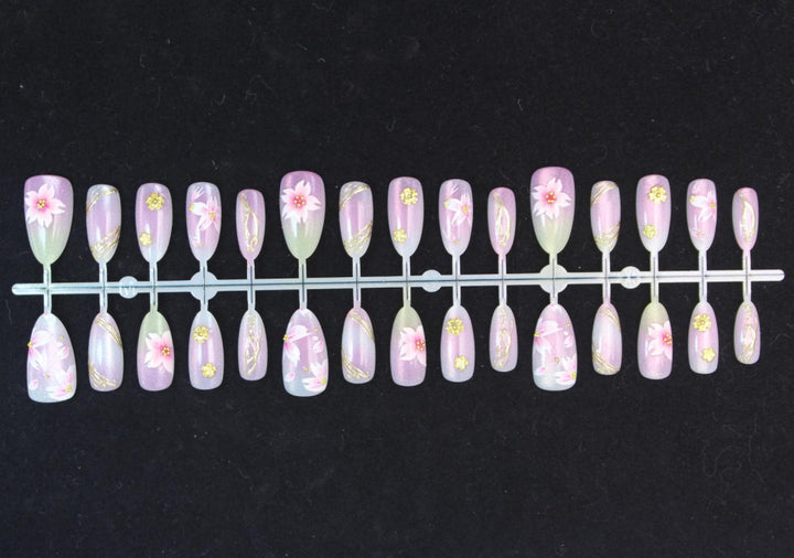 Artificial nails with floral design and gold accents Kalsten