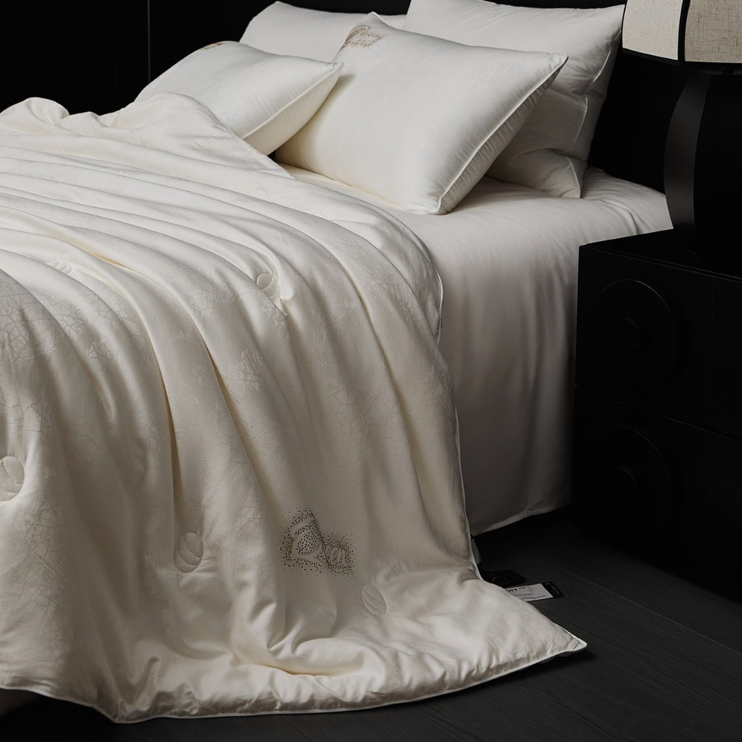 Quilted comfort duvet with fine jacquard structure and decorative button quilting