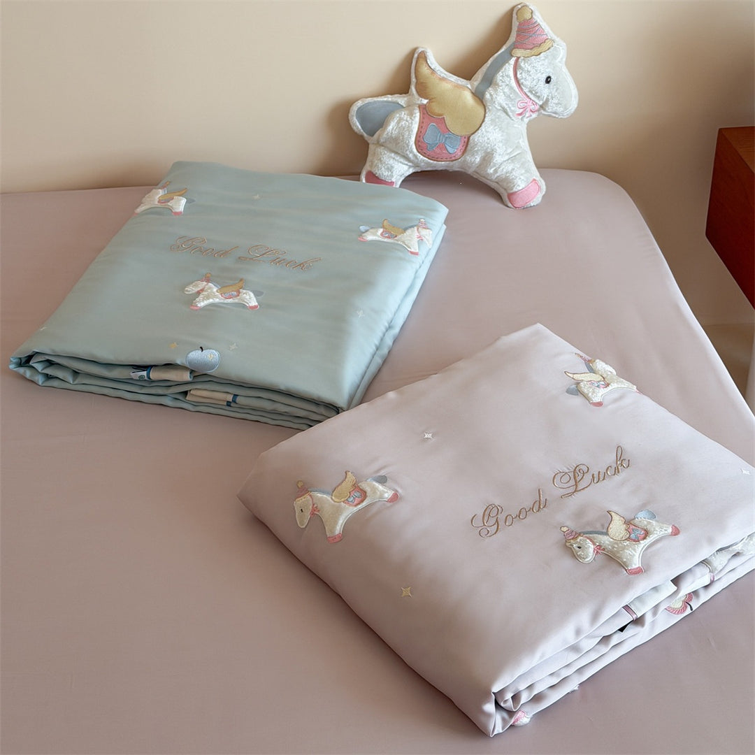Children's bedding set with appliquéd animal figures, satin cover and quilted blanket