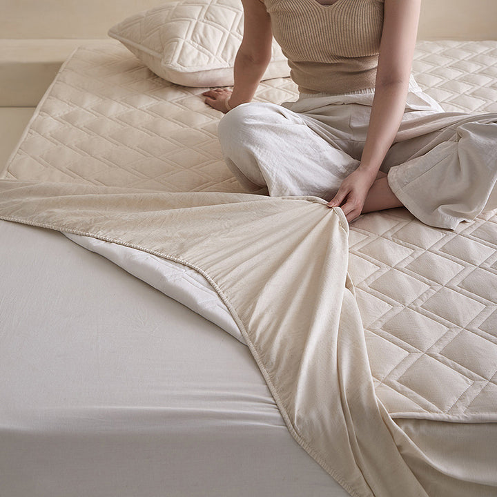 Quilted mattress protector with all-around elastic and breathable cotton filling