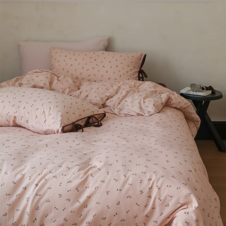 Bedding set made of cotton satin with small cherry print and pillow ties