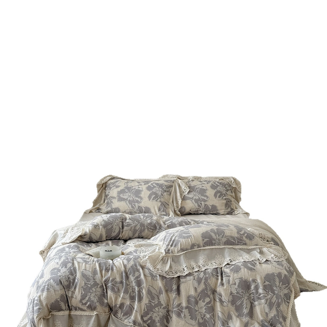Lightly quilted cotton bedding set in country house style with lace ruffle and large floral motif