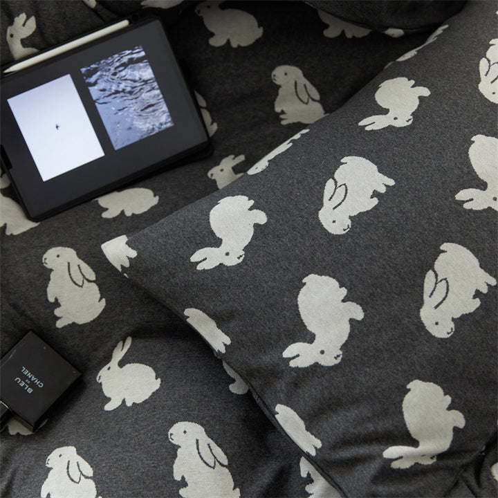 All-season quilt with cotton flannel cover and rabbit design