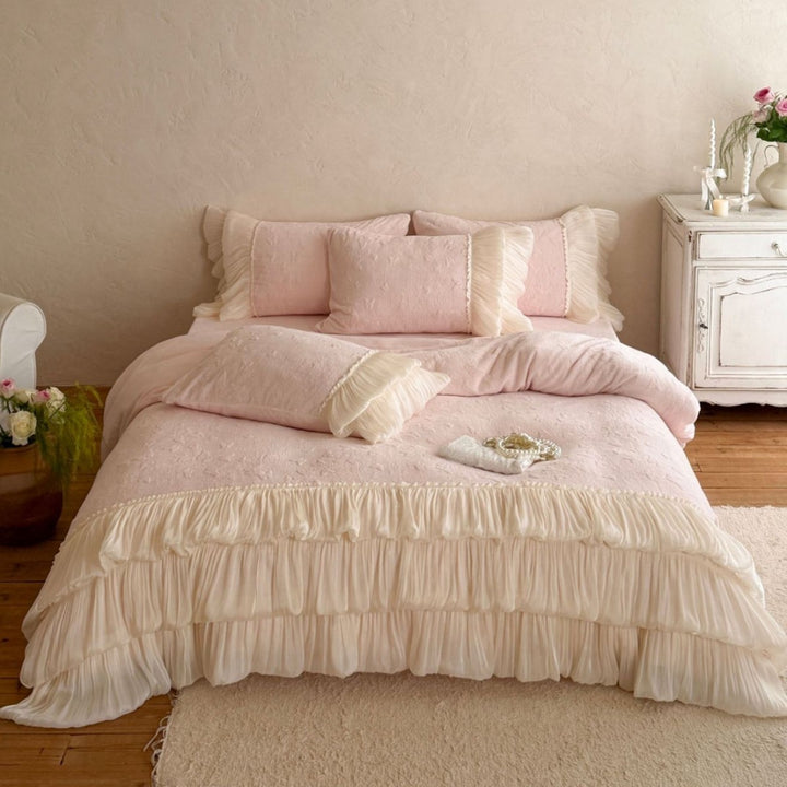 Bedding set with quilted jacquard structure and pleated ruffle