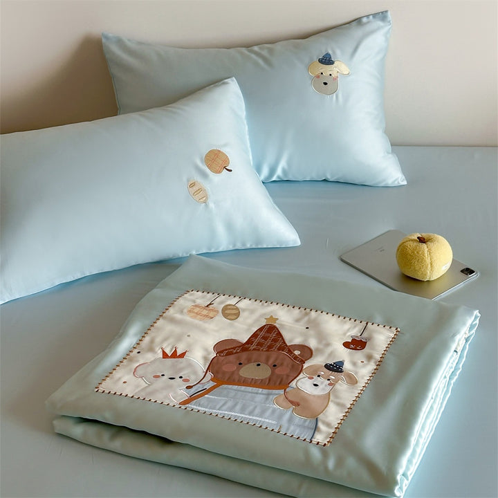 Children's bedding set with appliquéd animal figures, satin cover and quilted blanket