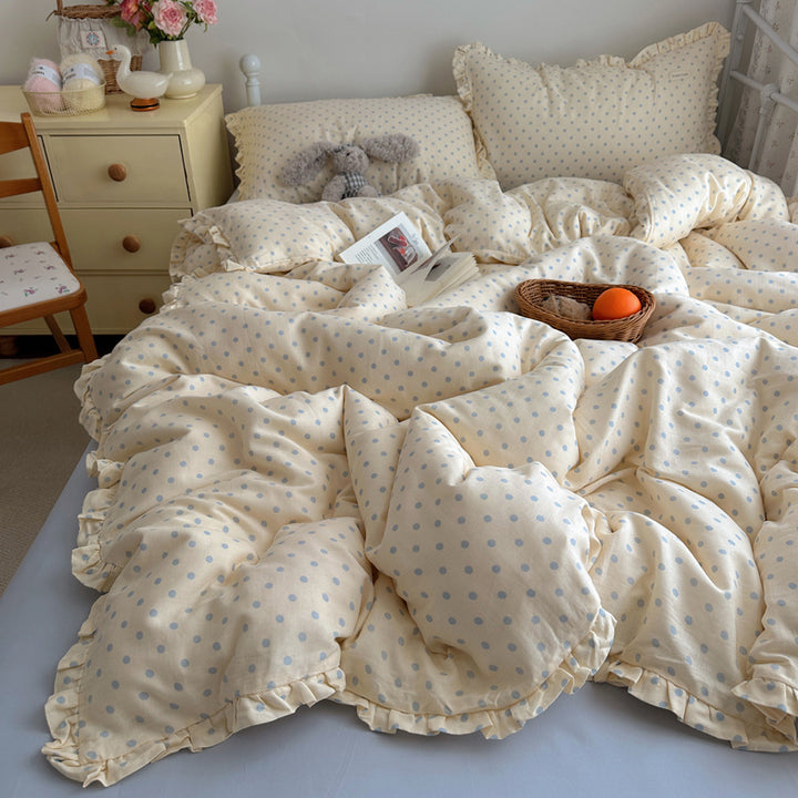 Padded all-season quilted comforter with ruffle and fine dot pattern made of cotton percale