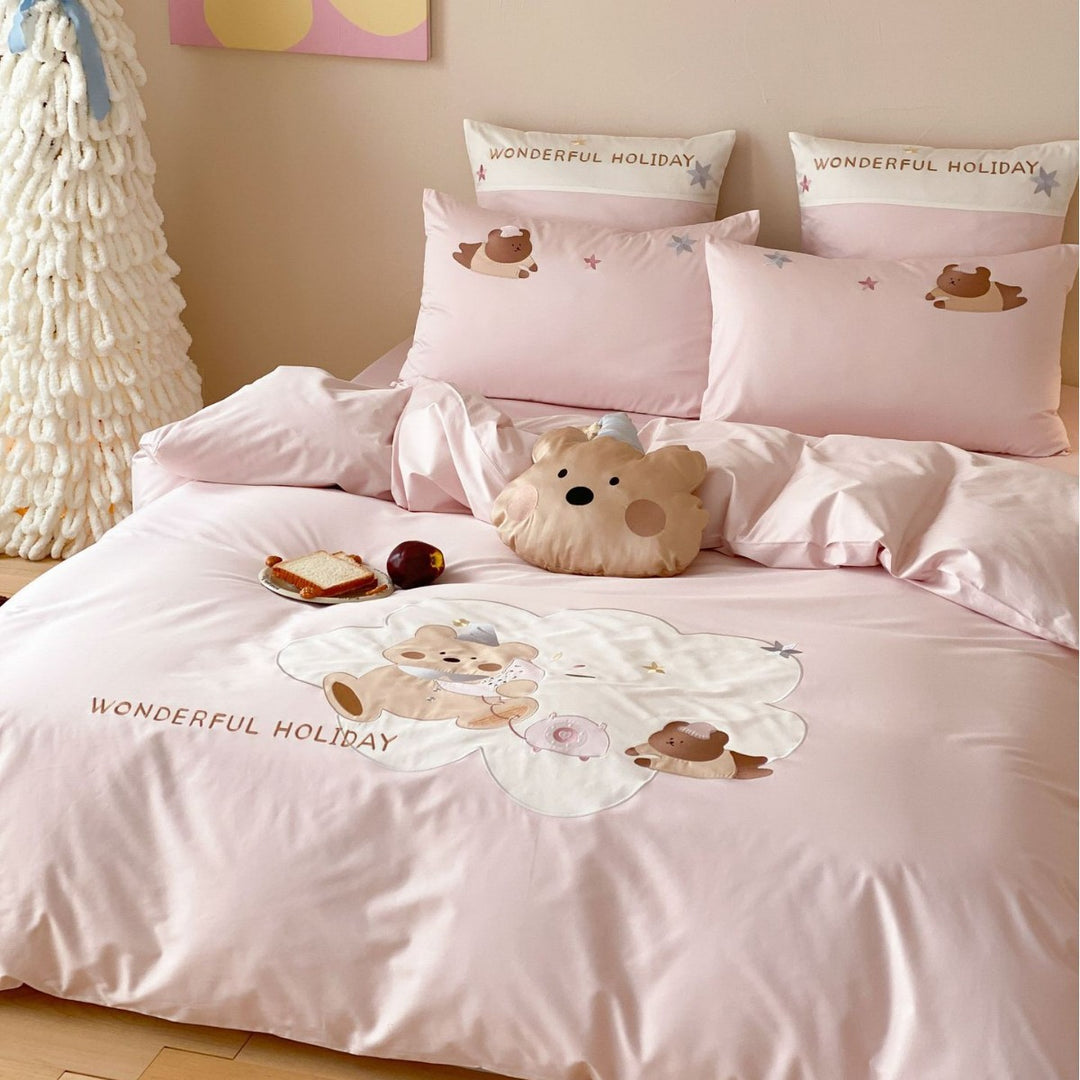Children's bedding set with appliqué bear motifs and decorative pillow
