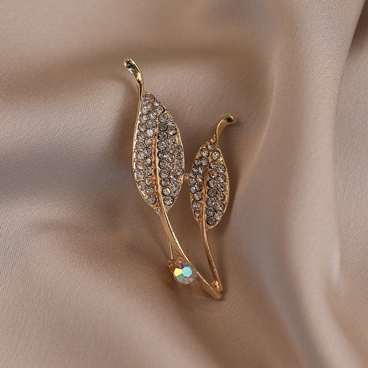 Elegant brooch with leaf shape and crystals Kalsten