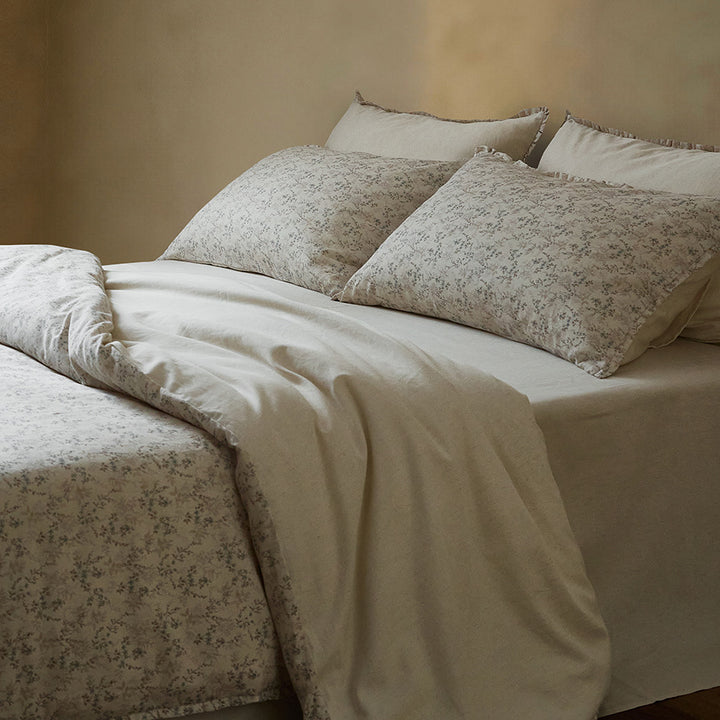 Light flower percale bedding set with fine vintage pattern and breathable feel