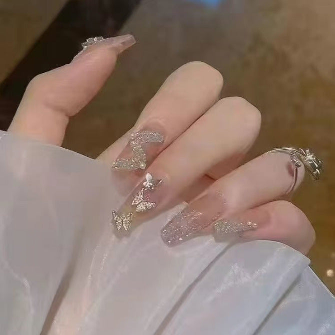Glamorous nail art with pearls and glitter Kalsten