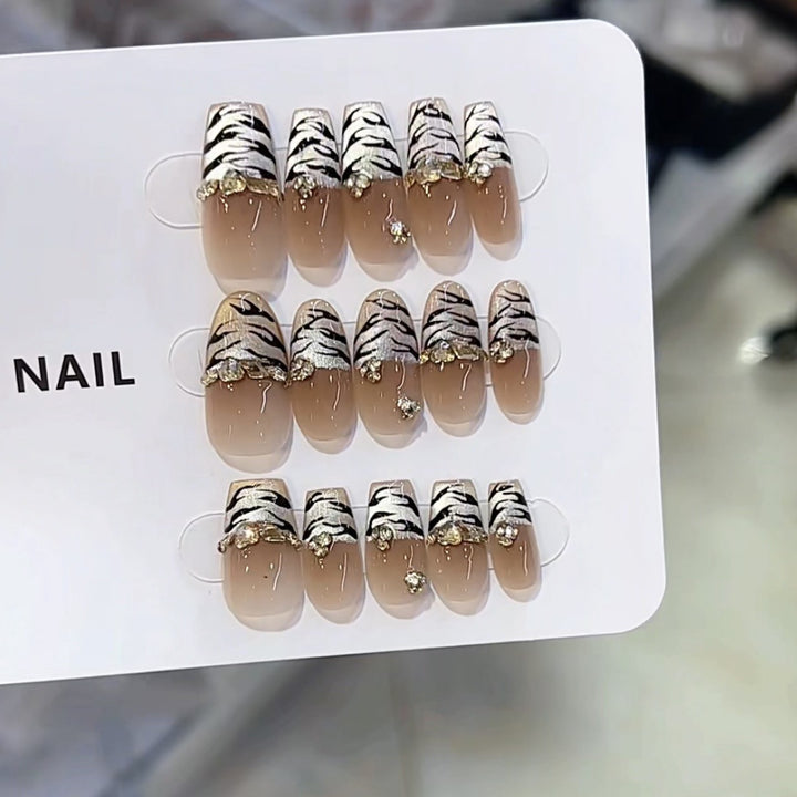 Artistic Press-On Nail Set with Animal Print Design Kalsten