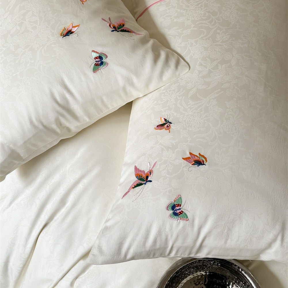 Luxurious jacquard bedding set with embroidered pillowcases