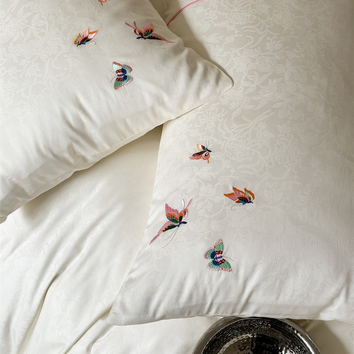 Luxurious jacquard bedding set with embroidered pillowcases