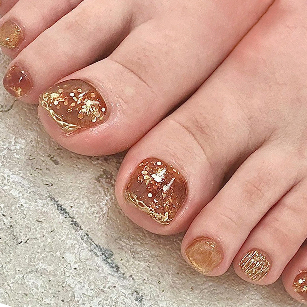 Artful toenail decoration with elegant gold accent Kalsten
