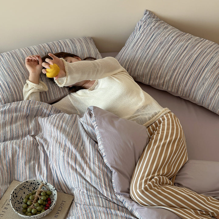 Light bedding set made of cotton-linen blend with fine striped structure and reversible function
