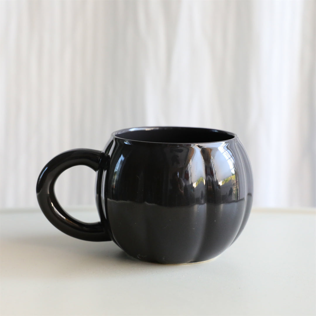 Ceramic mug with ergonomic handle and ribbed balloon shape